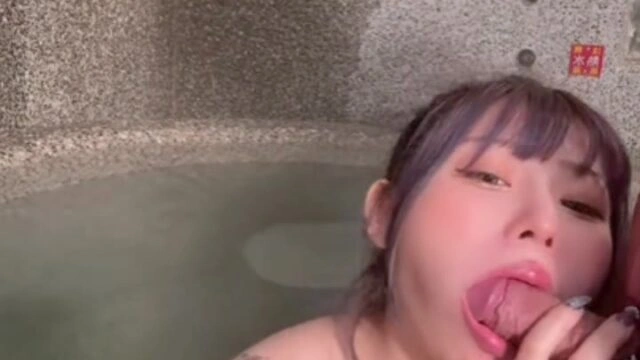 빨통 죽이는 젖소녀랑 목욕탕에서