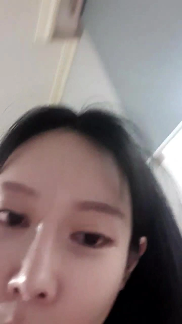 등판 타투녀 물구나무서기 중 보지 노출