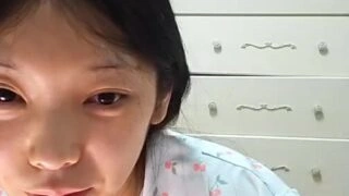 틱톡녀 라방 잠옷입고 플래크 하다 꼭지노출