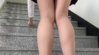 복도로 나와보라고 해서  빨간색 테니스 스커트 ( 갈색스타킹)